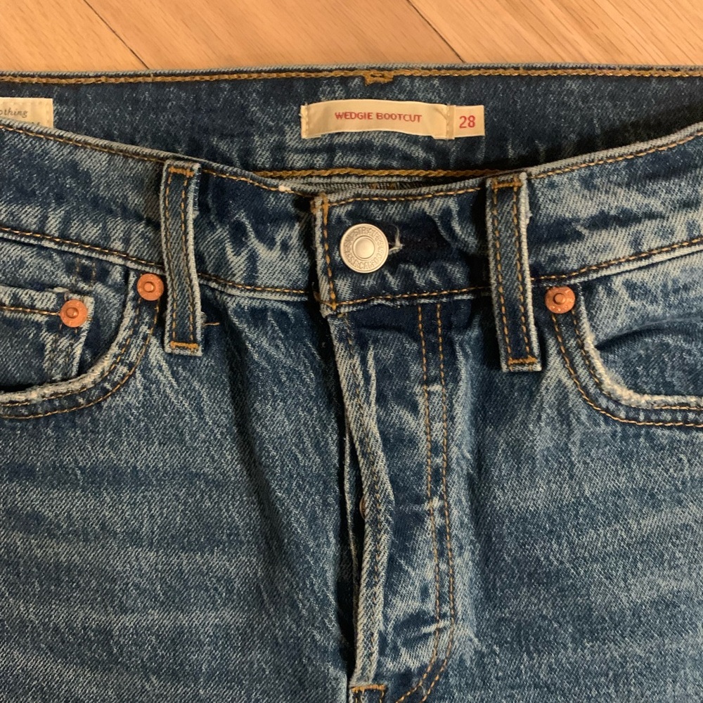 Levi’s Wedgie Bootcut- Medium Wash- Petite SZ 28, EUC - Picture 6 of 11